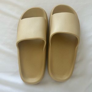 The perfect Tan slip on slide. Light and comfort. Perfect for beach or shower